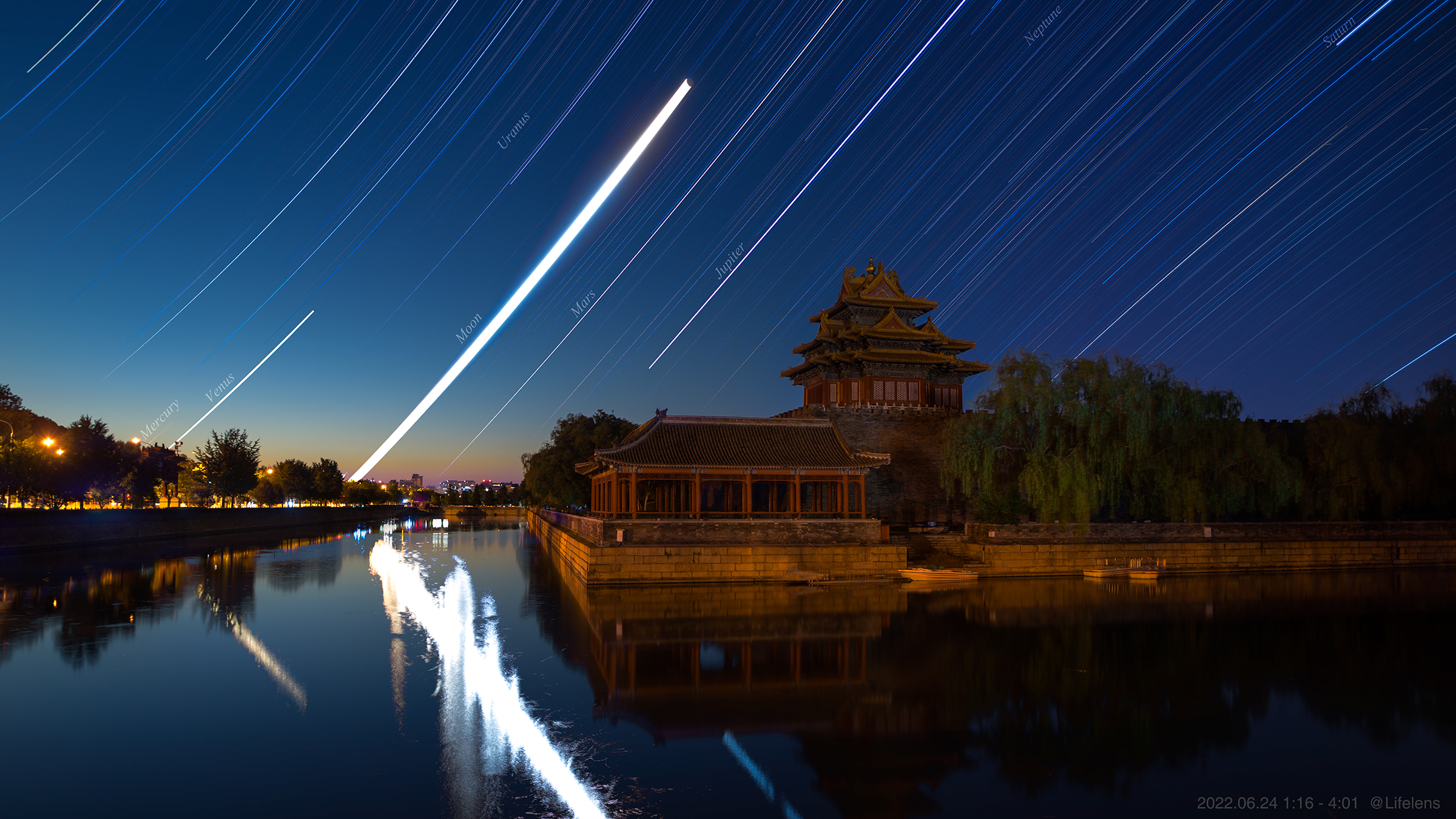 Planetary trails scale a storied sky